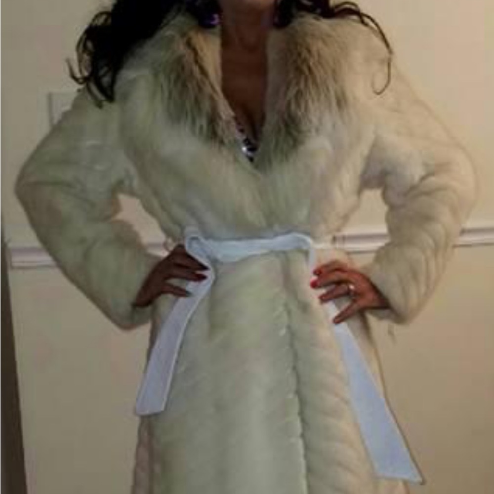 Beautiful White Long Mink Coat With A White Leather Belt With A Fox Fur Collar